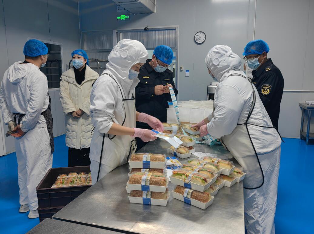 銀川市市場監(jiān)督管理局金鳳區(qū)分局開展糕點(diǎn)食品生產(chǎn)企業(yè)專項(xiàng)檢查 保障群眾舌尖安全